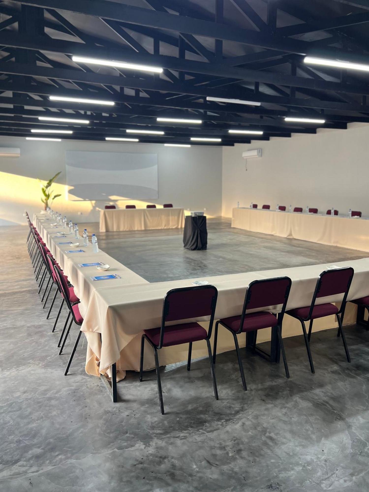 Nkanhi Centro De Conferencias E Hotel Понта до Оуро Екстериор снимка